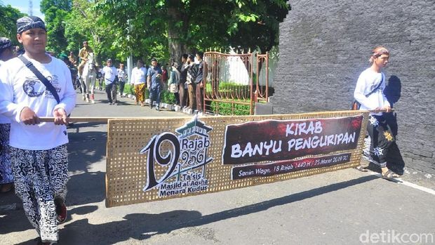 Meriahnya Kirab Air Sendang di Hari Jadi Menara Kudus