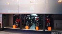 Meski ditaruh di bagasi, jangan khawatir motor lecet-lecet karena terombang-ambing goyangan bus. Sebab sudah ada pengunci roda yang bikin motor tetap tegak, meski bus melaju kencang.