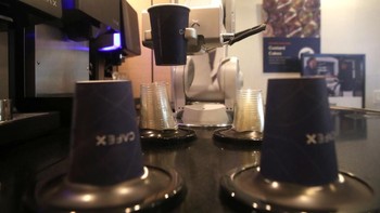 Begini ruang kerja si robot barista dalam meracik kopi. (Foto: Justin Sullivan/Getty Images)