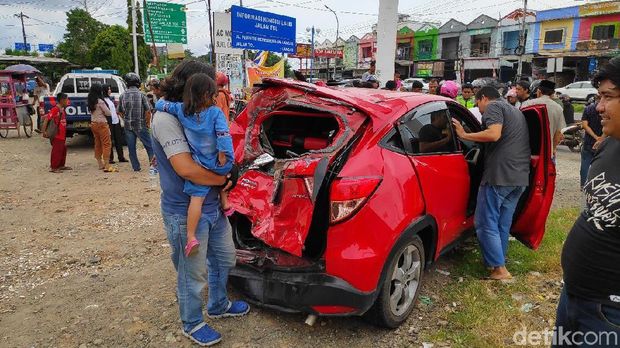 Rem Blong, Truk Semen Tabrak 5 Mobil di Maros Sulsel