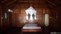 Bangunan resor itu pun banyak didominasi dengan kayu. Salah satunya seperti yang terlihat di kamar tidur.