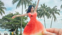 Wah, lucunya Bomi pakai baju dari potongan semangka. (bomi1004/Instagram)