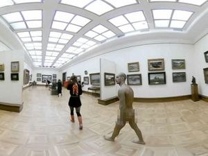 Pengunjung Bugil Kedapatan Keliling Museum di Rusia