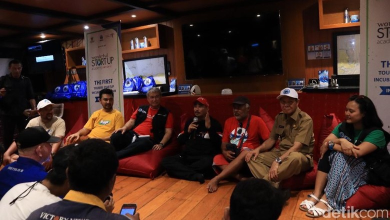 Foto: Menpar Arief Yahya (tengah bertopi merah) di Labuan Bajo (Randy/detikcom) Foto: Menpar Arief Yahya (tengah bertopi merah) di Labuan Bajo (Randy/detikcom)