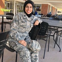 Seragam anggota militer yang tertutup menurutnya sejalan dengan prinsip hijab. Islam dan Air Force memiliki lebih banyak kesamaan dari yang orang-orang pikir. Disiplin, modesty, keadilan, keberanian. Jadi baik hijab dan seragam Air Force juga mempresentasikan hal yang sama,ungkap Ouza dikutip dari video NBC Left Field. Foto: Instagram/ Maysaa Ouza