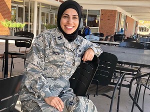 Tangguh, Ini Wanita Berhijab Pertama yang Jadi Anggota Militer AS