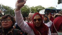 Massa aksi ini meminta permasalahan kesejahteraan veteran dan purnawirawan masuk dalam materi debat keempat. Mereka juga menyebut, telah menyiapkan materi bagi panelis debat untuk dipelajari dan dijadikan permasalahan debat.
