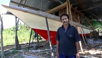 Aman H Hasanah (53) merupakan salah satu warga yang menjadi perajin perahu pajeko.