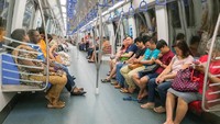 Makan dan minum di dalam MRT kena denda SGD 500 atau setara Rp 5,2 juta (iStock)