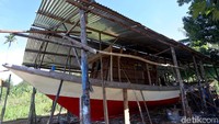 Nelayan menjadi mata pencaharian paling banyak yang digeluti orang warga yang tinggal di Halmahera Selatan. Namun, ada pula warga yang mengembangkan usaha membuat perahu pajeko atau perahu penangkap ikan.
