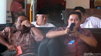 Kiai Asep menunggu dipanggil penyidik di ruang tunggu KPK.