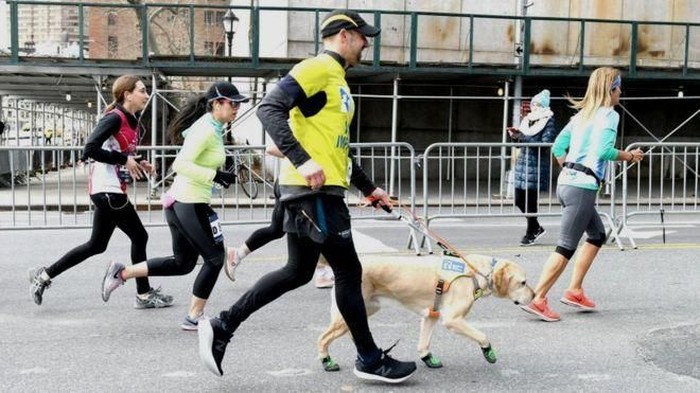 Thomas yang tunanetra berlari dengan bantuan anjing. (Foto: BBC) Thomas yang tunanetra berlari dengan bantuan anjing. (Foto: BBC)