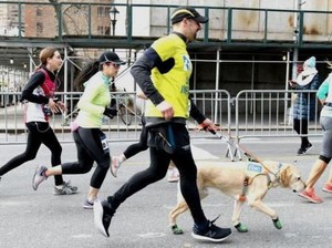 Dibantu Anjing Pemandu, Pria Tunanetra Ini Berhasil Finis Maraton