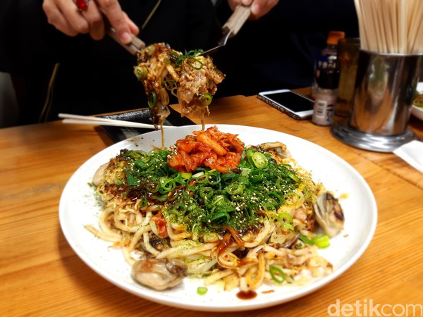 Isinya berupa udon, sayuran, udang, cumi-cumi, kerang, kue beras, daun bawang dan kimchi. Rasanya pun menggoyang lidah. (Bonauli/detikcom) Isinya berupa udon, sayuran, udang, cumi-cumi, kerang, kue beras, daun bawang dan kimchi. Rasanya pun menggoyang lidah. (Bonauli/detikcom)