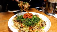 Isinya berupa udon, sayuran, udang, cumi-cumi, kerang, kue beras, daun bawang dan kimchi. Rasanya pun menggoyang lidah. (Bonauli/detikcom)