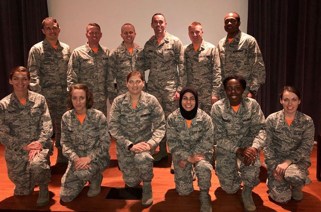 Wanita terpilih itu bernama Maysaa Ouza. Ia merupakan keturunan Lebanon yang tinggal di Amerika Serikat bersama keluarganya. Ia diterima di Air Force Judge Advocate General Corps meski memakai hijab.  Foto: Instagram/ Maysaa Ouza