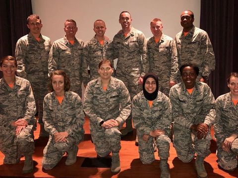 Tangguh, Ini Wanita Berhijab Pertama yang Jadi Anggota Militer AS