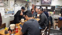 Tempat ini memang sudah terkenal dengan okonomiyakinya yang lezat. Kedainya tidak begitu besar, namun selalu penuh oleh pengunjung. (Bonauli/detikcom)