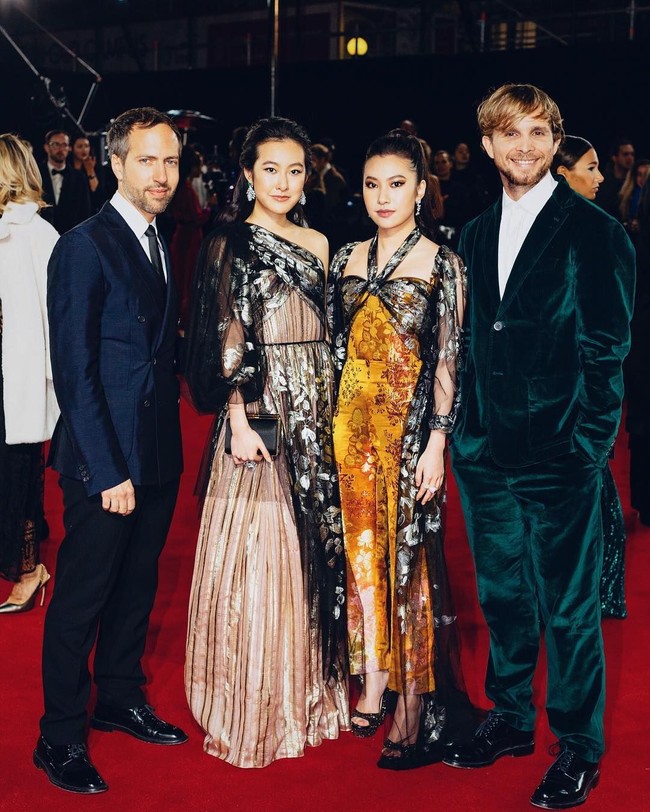 Michelle dan Rachel Yeoh mencetak sejarah saat menjadi dua orang Malaysia pertama yang diundang di acara dansa bergengsi Debutante Ball yang digelar di Istana Kensington. Hanya orang-orang terpilih dan super kaya yang diundang secara khusus untuk menghadiri acara tersebut. Foto: Instagram @michelle.yeoh, @rachel_yeoh.