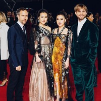 Michelle dan Rachel Yeoh mencetak sejarah saat menjadi dua orang Malaysia pertama yang diundang di acara dansa bergengsi Debutante Ball yang digelar di Istana Kensington. Hanya orang-orang terpilih dan super kaya yang diundang secara khusus untuk menghadiri acara tersebut. Foto: Instagram @michelle.yeoh, @rachel_yeoh.