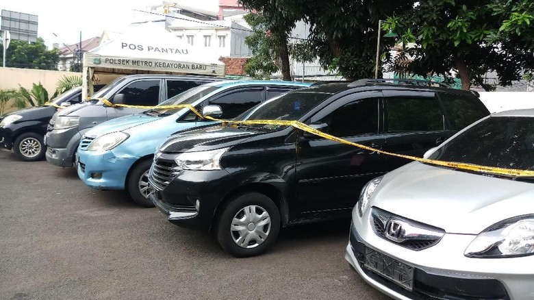 Otaki Pencurian Mobil Modus Rental, Seorang Wanita Diburu Polisi Otaki Pencurian Mobil Modus Rental, Seorang Wanita Diburu Polisi