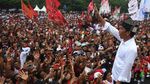 Momen Jokowi Ajak Relawan Foto Bersama di Kampanye Terbuka