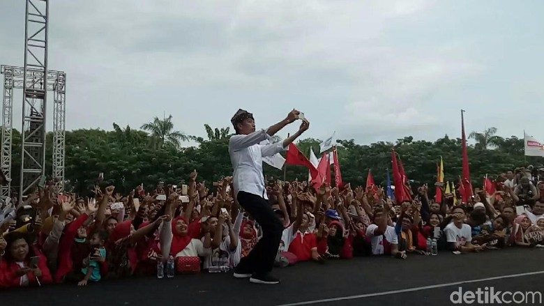 Di Banyuwangi, Jokowi Pamer Kerja Bangun Bandara Hingga Pabrik KA Di Banyuwangi, Jokowi Pamer Kerja Bangun Bandara Hingga Pabrik KA