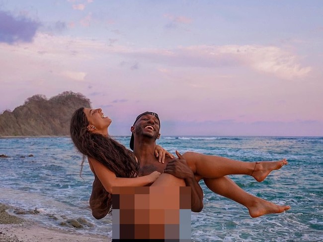 Wanita asal Texas itu sudah memiliki kekasih bernama Cash. Hubungan keduanya pun sudah bertahan hingga satu setengah tahun.  Foto: dok. Instagram (@fullyrawkristina)