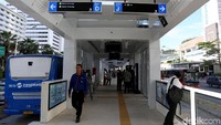 Untuk keamanan para pengguna bus TransJakarta, halte Bundaran HI dilengkapi dengan pintu otomatis sebagai akses keluar maupun masuk bus Transjakarta. Pintu itu tingginya sekitar pinggang orang dewasa yang akan terbuka ketika bus tiba.