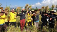 Mayangsari terlihat sangat kece dan happy saat terjun ke sawah. Dok. Instagram/mayangsaritrihatmodjoreal