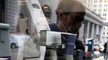 Pengunjung dengan saksama memerhatiakn aksi si robot barista. (Foto: Justin Sullivan/Getty Images)