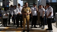 Anies meninjau fasilitas halte.
