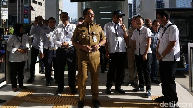 Anies saat menjajal integrasi MRT-TransJakarta / 