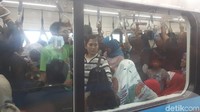 Terkadang, MRT Jakarta arah Lebak Bulus berpapasan dengan arah Bundaran HI. Kedua arah sama ramainya (Fitraya/detikTravel)
