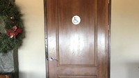 Diharapkan para pemakai toilet disabilitas ini bisa lompat bersama kursi rodanya. Istimewa/Dok. Boredpanda.