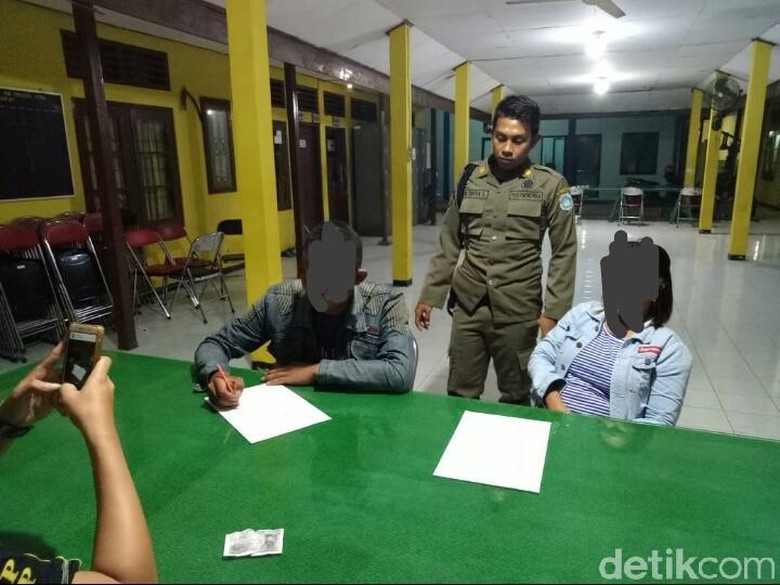 Mesum di Alun-alun Paksa Satpol PP Ciduk Dua Sejoli Ini Mesum di Alun-alun Paksa Satpol PP Ciduk Dua Sejoli Ini
