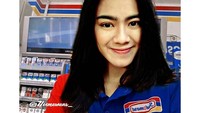 Kasir baru minimarket depan rumah ane, yang mau no WA nye komen aje ye, tulis Dafid Hermawan. Ada ada aja ya, padahal kan itu pesinetron Felicya Angelista.  Foto: Instagram @hermawand__