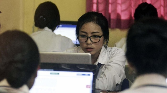 Sejumlah siswa mengerjakan soal Ujian Nasional Berbasis Komputer (UNBK) di Sekolah Menengah Kejuruan (SMK) Pariwisata Dalung, Badung, Bali, Senin (25/3/2019). UNBK SMK di Provinsi Bali diikuti sebanyak 32.102 dari 168 SMK yang dilaksanakan pada 25-28 Maret 2019. ANTARA FOTO/Fikri Yusuf/wsj.