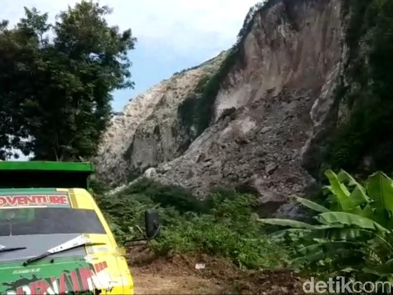 Evakuasi Korban Longsor Gunung Kapur Diawali Peledakan Tebing Evakuasi Korban Longsor Gunung Kapur Diawali Peledakan Tebing