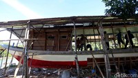 Aman telah berganti banyak perahu Pajeko sejak 2001, kali ini ia tengah membuat perahu yang bermuatan 17 ton ikan dengan panjang 17 m dan lebar 3 m.