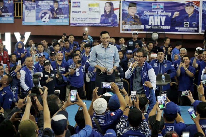 Pakai Jaket Demokrat, Rocky Gerung: Kartu Tanda Anggota Menyusul Pakai Jaket Demokrat, Rocky Gerung: Kartu Tanda Anggota Menyusul