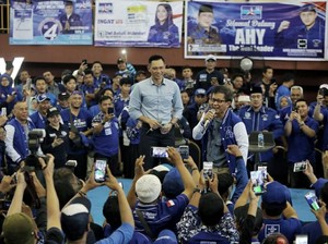 Pakai Jaket Demokrat, Rocky Gerung: Kartu Tanda Anggota Menyusul