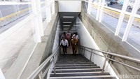 Momen saat Gubernur DKI Jakarta Anies Baswedan meninjau halte Transjakarta Bundaran HI yang terintegrasi langsung dengan MRT pada Senin (25/3/2019).