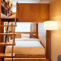 Tempat tidur bergaya bunker menjadi opsi untuk kamar mungil yang diisi lebih dari empat orang penghuni. Di semua kamar, kasur hadir dengan gaya lesehan khas Jepang yang seolah menyatu dengan lantai. Foto: Dok. Muji