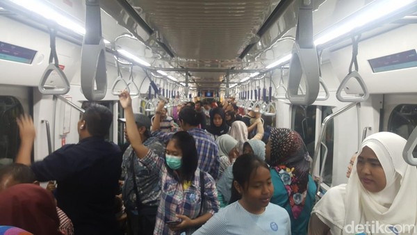 Suasana di gerbon MRT Jakarta yang masih kinclong. Naik kereta bawah tanah menjadi pengalaman baru untuk banyak orang (Fitraya/detikTravel) Suasana di gerbon MRT Jakarta yang masih kinclong. Naik kereta bawah tanah menjadi pengalaman baru untuk banyak orang (Fitraya/detikTravel)