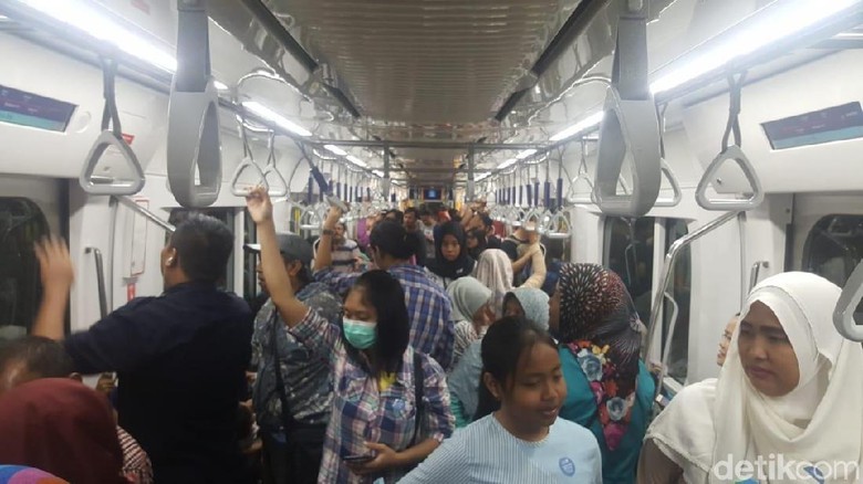 Antusiasme Traveler Mencoba MRT Jakarta (Fitraya Ramadhanny/detikcom) Antusiasme Traveler Mencoba MRT Jakarta (Fitraya Ramadhanny/detikcom)