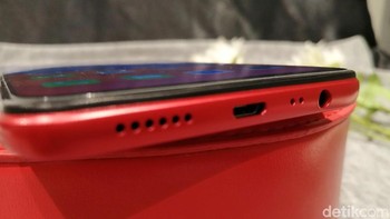 Oppo A5s menggunakan micro USB untuk pengisian daya, ditemani jack audio 3.5mm. (Foto: Muhamad Imron Rosyadi/detikINET)