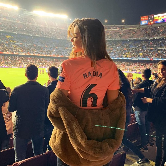Sebagai kekasih, Nadia terlihat sangat mendukung karier kekasihnya yang berusia 25 tahun tersebut. Hal itu ditunjukkannya dalam beberapa postingan di Instagram, termasuk saat memakai baju bola ketika menonton pertandingan di Barcelona berikut. Foto: Instagram @nadiavilesgarcia