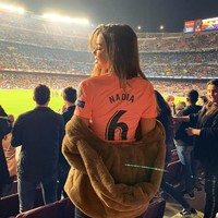 Sebagai kekasih, Nadia terlihat sangat mendukung karier kekasihnya yang berusia 25 tahun tersebut. Hal itu ditunjukkannya dalam beberapa postingan di Instagram, termasuk saat memakai baju bola ketika menonton pertandingan di Barcelona berikut. Foto: Instagram @nadiavilesgarcia