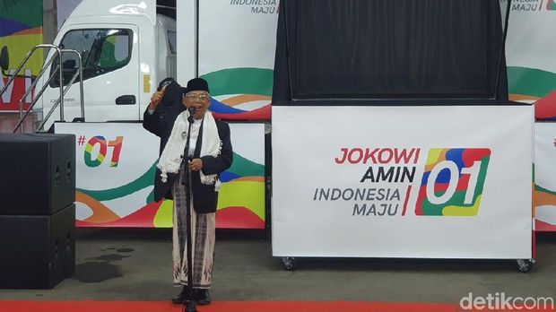 Ma'ruf Amin turut berpose salam jempol saat meluncurkan kampanye model hologram.